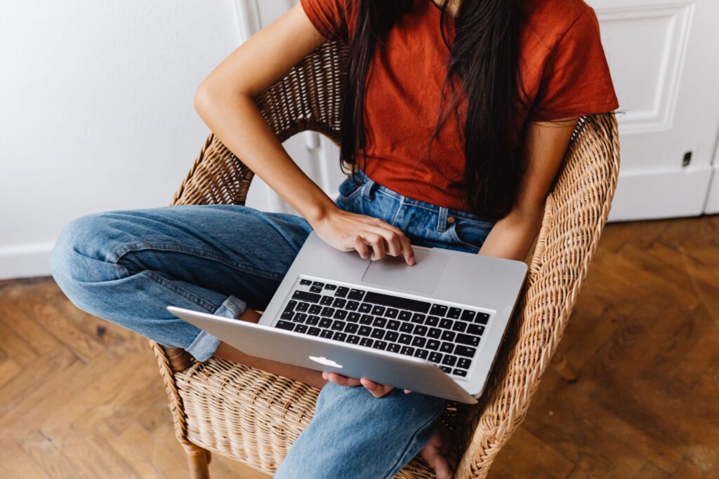 Junge Frau arbeitet konzentriert am Laptop