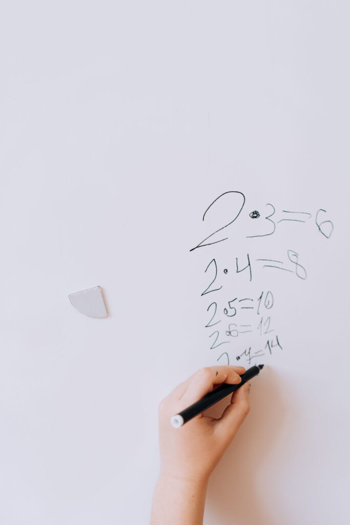 Mathematische Gleichungen werden an einem Whiteboard gelöst